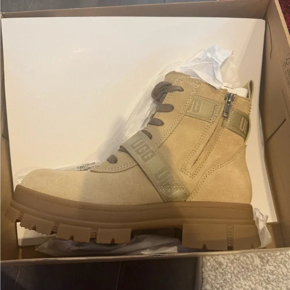 UGG Ashton Lace Up Boots - Picture 6 of 7